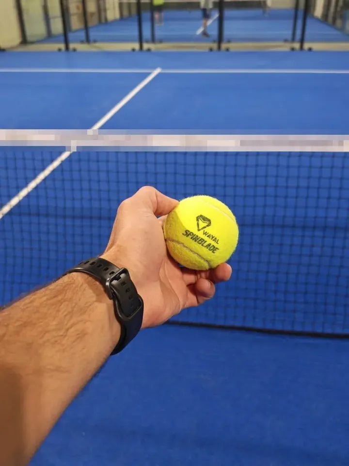 Une balle SpinBlade en main