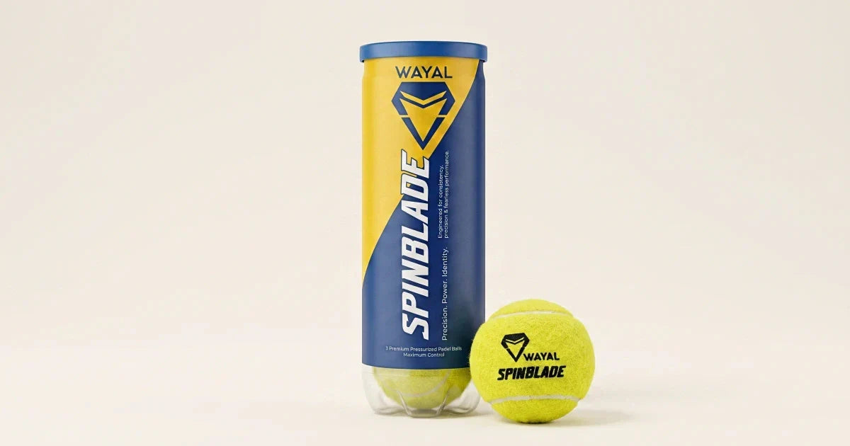 Tube WAYAL SpinBlade et balle de padel SpinBlade posés sur fond clair