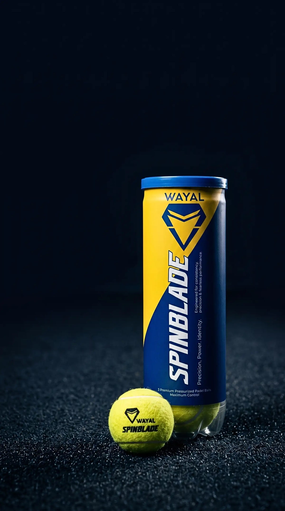 Tube de balles de padel SpinBlade sur un court sombre